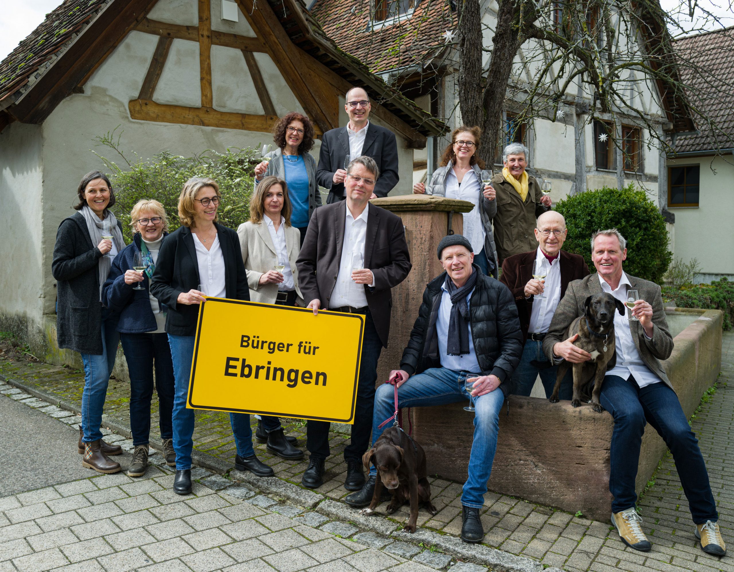 Die Kandidierenden der Bürgen für Ebringen an einem Brunnen