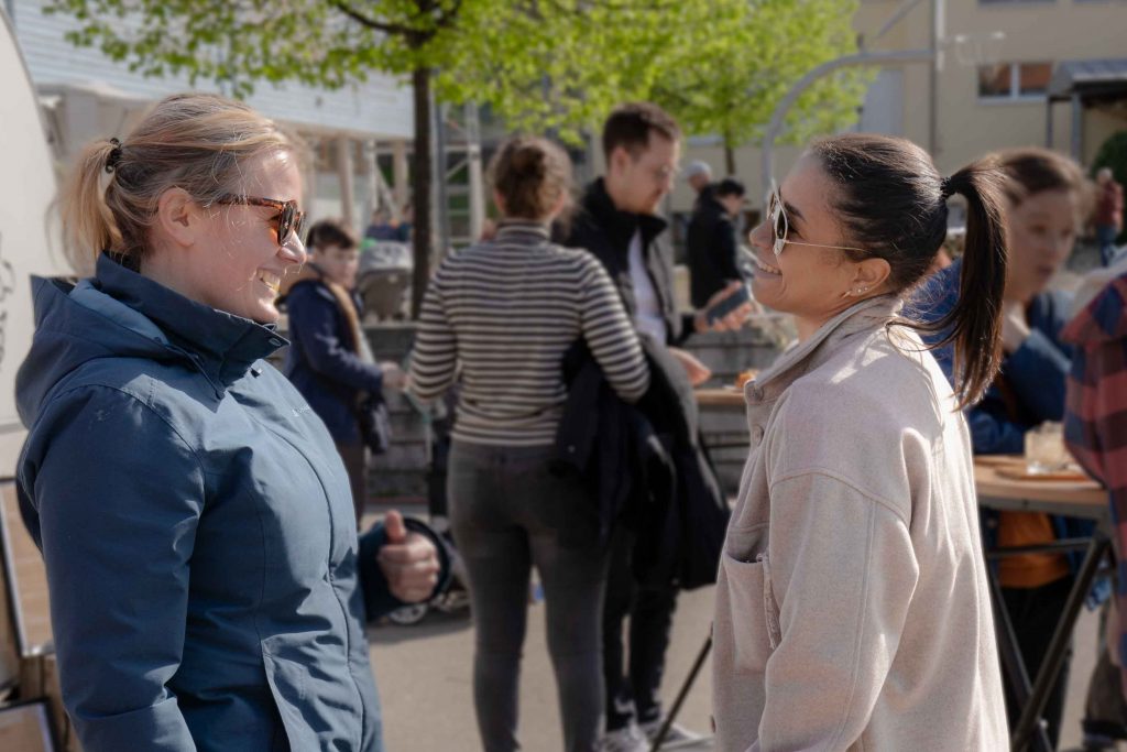 Zwei Frauan unterhalten sich auf dem Ebringer Wochenmarkt